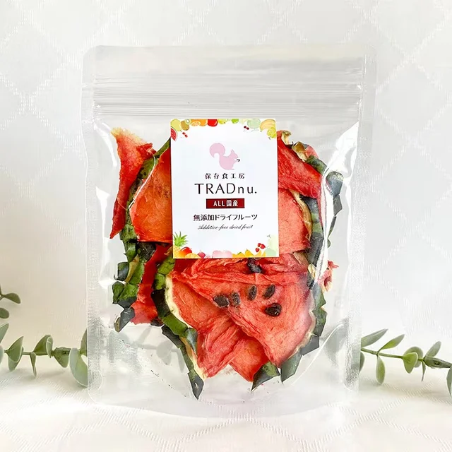 スイカを種と皮まで表現した季節菓子