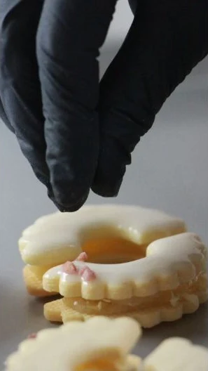 果実菓子にひとつずつ飾りをのせる工房の手仕事