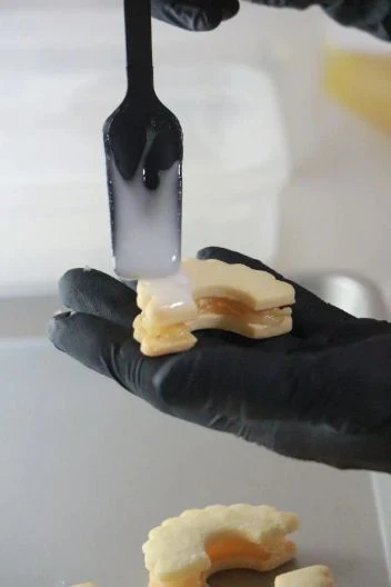 焼き菓子に果実のグラスをかける工程